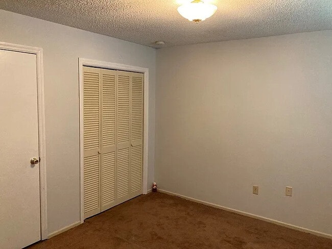 Building Photo - Broadway Lake Apartment