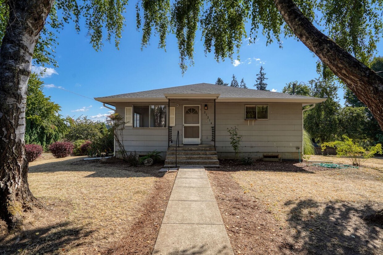 Primary Photo - Wonderful 4 bedroom, 2 Bath on Oversized l...