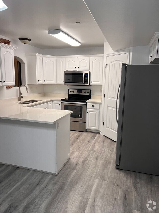 Building Photo - 582 S 980 W