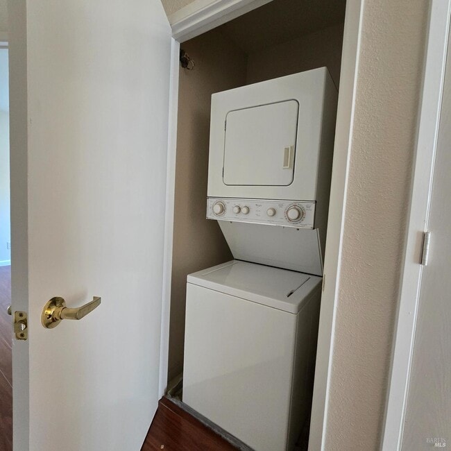 Building Photo - 2001 Eastwood Dr