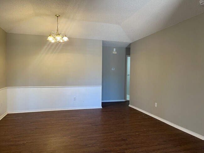 Building Photo - Pre-Leasing  - 3 bed 2 bath