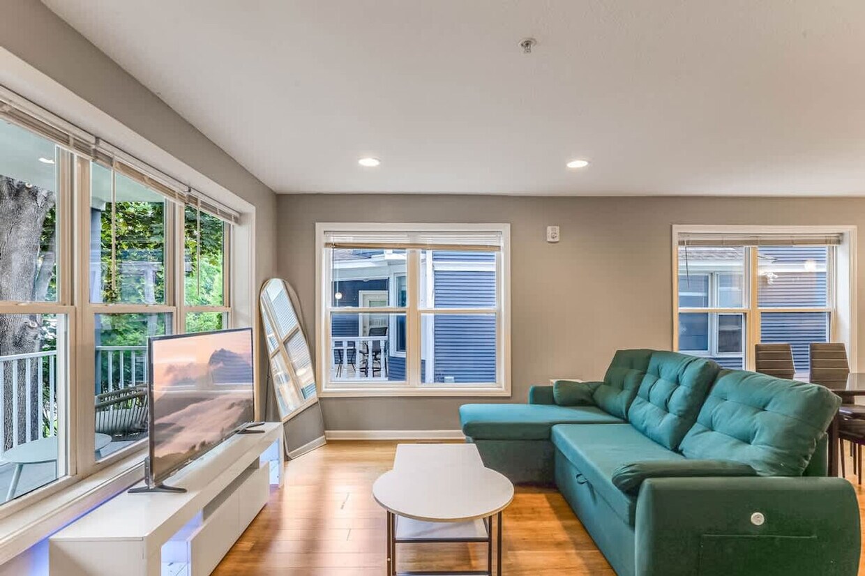 Foto principal - 2424 Lyndale Ave S