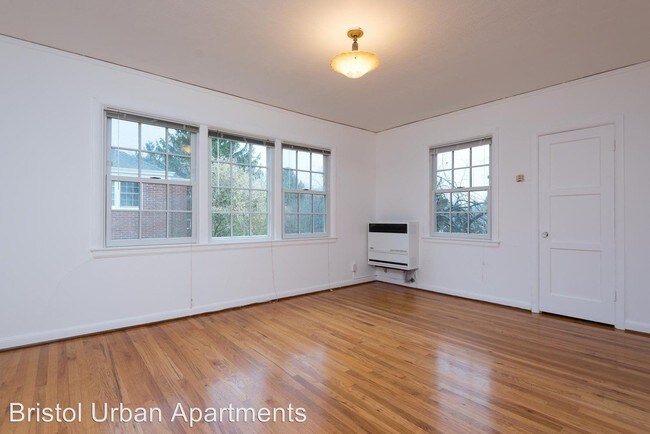 Foto del edificio - 5685 NE Sandycrest Terrace