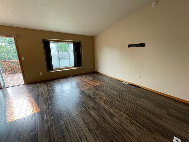 Building Photo - Beautiful 3 Bed Townhome in South Fargo!