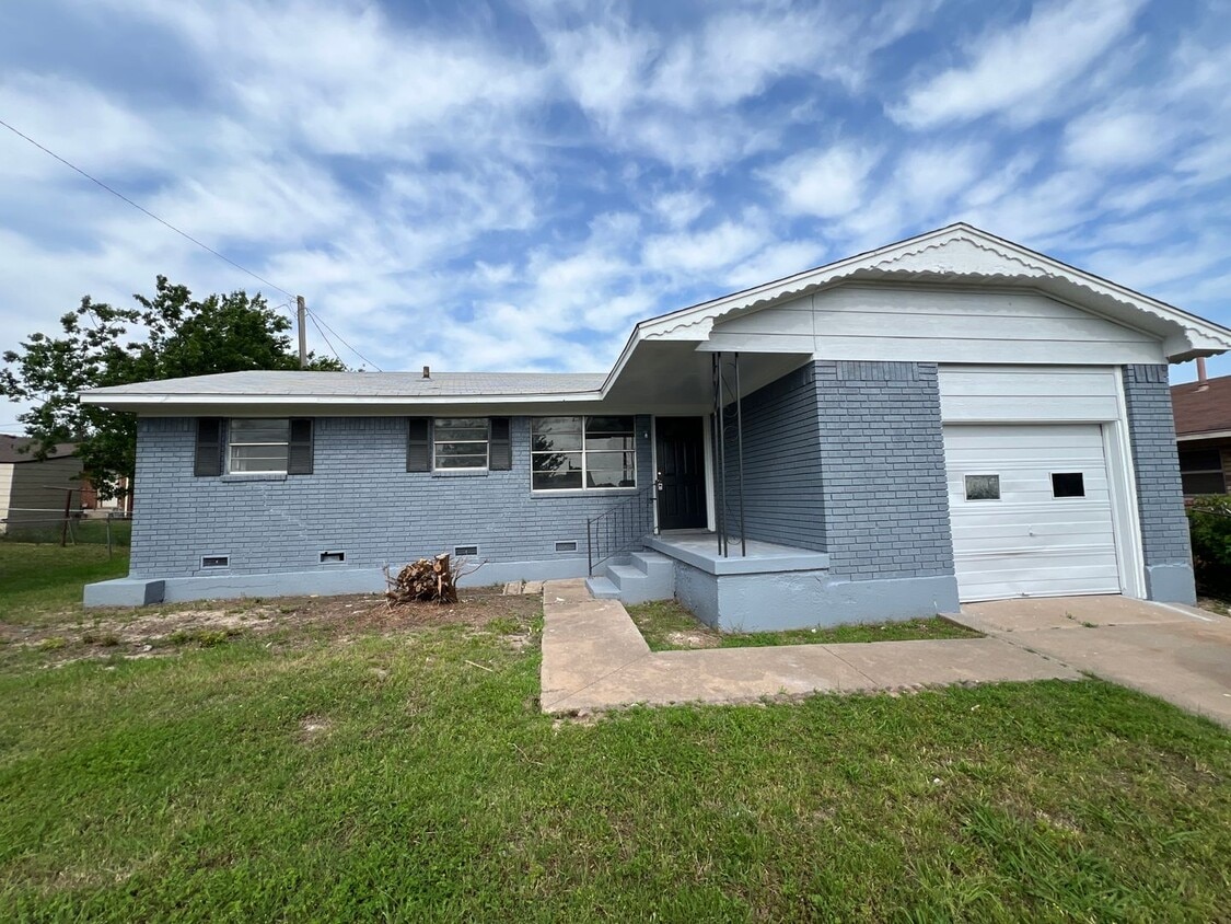Primary Photo - 3313 SW Salinas- AVAILABLE NOW!
