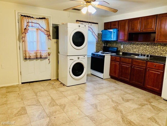 Building Photo - 2 br, 1 bath Townhome - 1123 Haverhill Rd