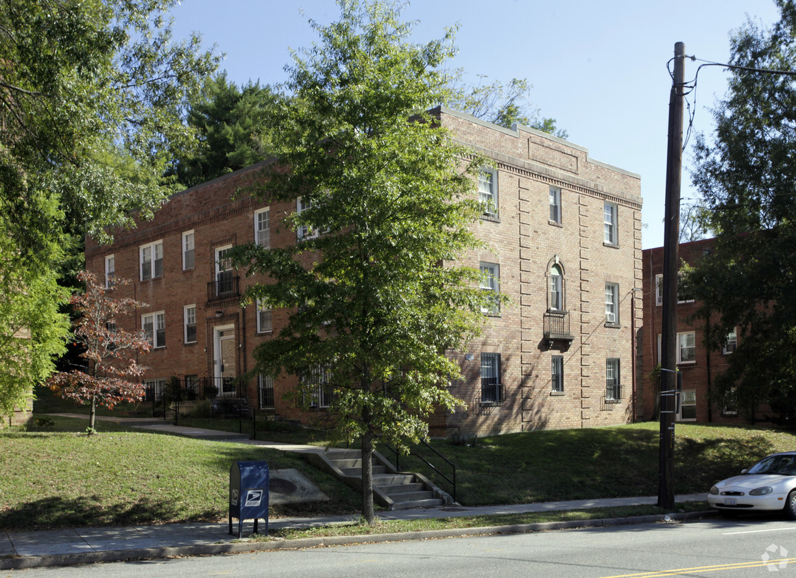 Foto principal - 4577 Macarthur Blvd NW
