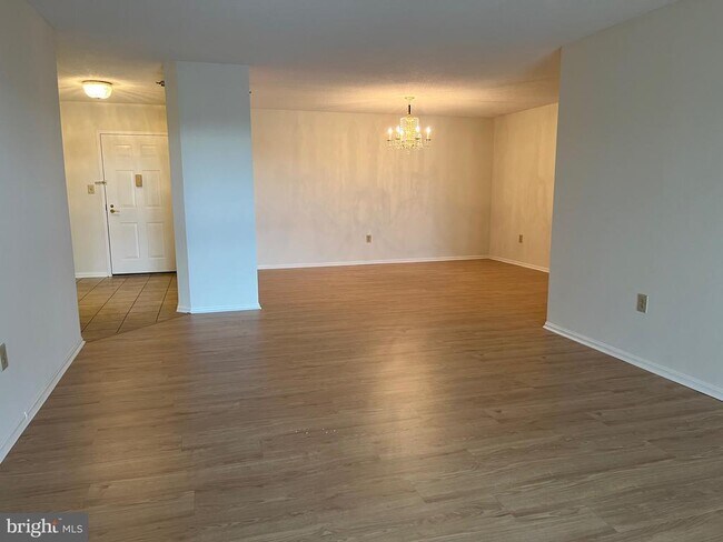 Foto del edificio - 15100 Interlachen Dr