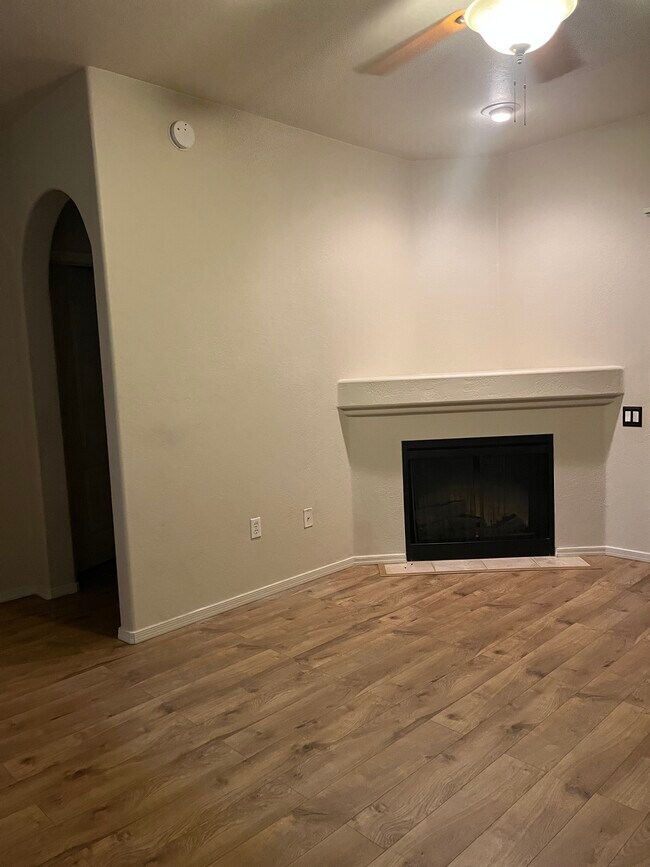 Foto del edificio - 2550 E River Rd