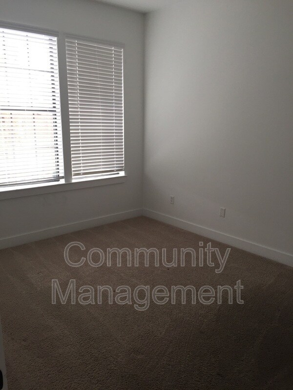 Foto del edificio - 255 E Boyd Dr