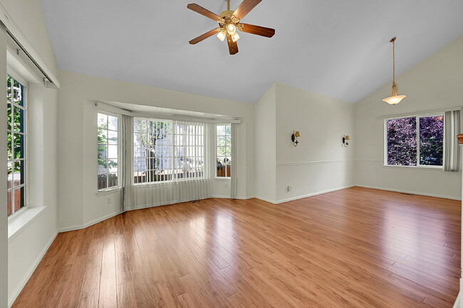 Building Photo - $3,095.00, 3-bed, 3.5-bath with bonus room...