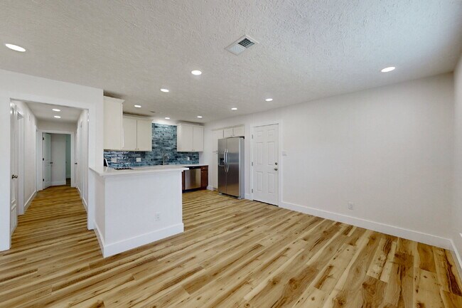 Foto del edificio - 3/2 Move-In Ready with Washer, Dryer, Refrigerator & Lawn Care Included!