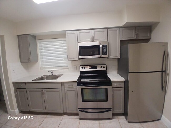 Foto del edificio - 650 NE 150th St