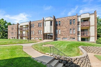 Building Photo - 2220 Country Club Dr