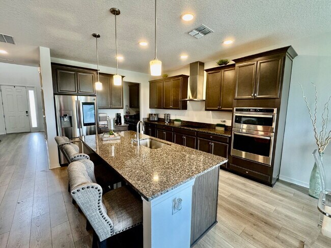 Foto del edificio - "Spacious 5-Bedroom Sanctuary with 4 Full Baths in Wimauma - 3,566 Sq Ft of Comfort!"