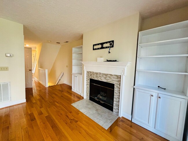 Building Photo - 3 Bedroom 2.5 Bath Townhouse