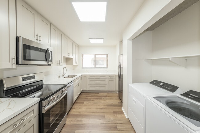 Building Photo - 2522 Clairemont Dr