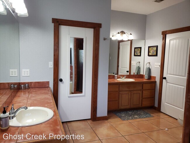 Building Photo - 3 br, 2 bath House - 172 W. Bear Springs Rd