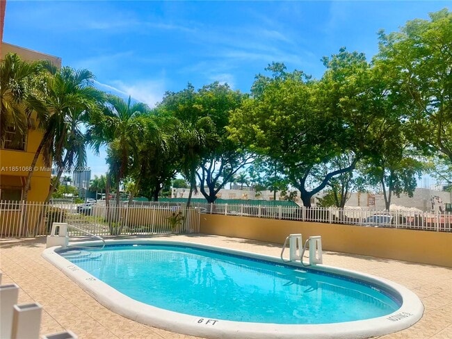 Foto del edificio - 1851 NE 168th St