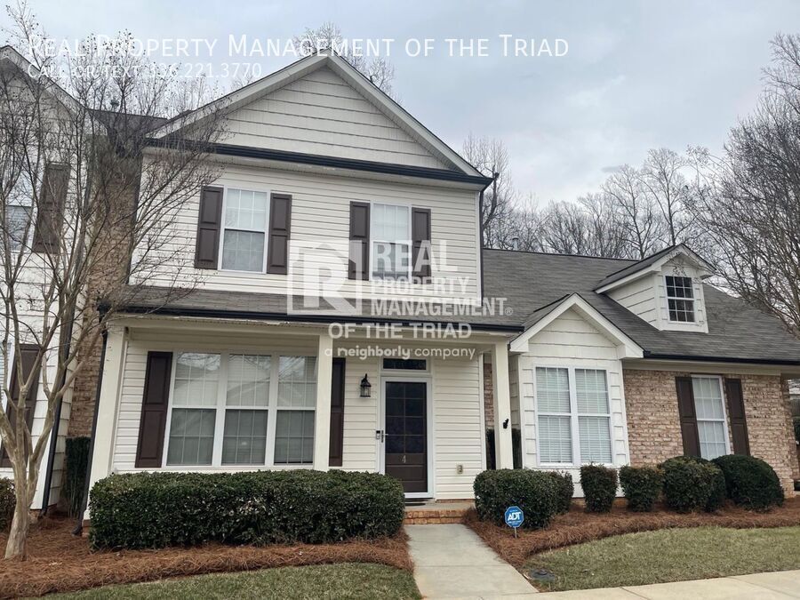 Foto principal - 2 Bedroom/2.5 Bath Townhouse in Greensboro