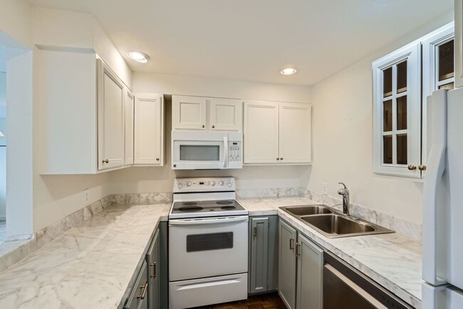 Building Photo - Stunning 2bed/2bath Condo with City Views ...