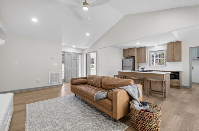 Foto del edificio - 421 Danielle Dr