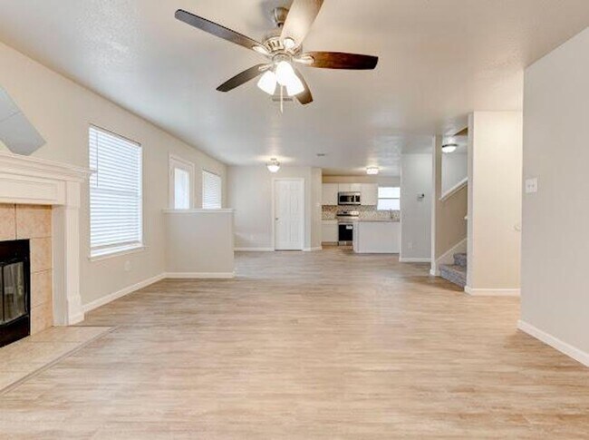 Foto del edificio - AVAILABLE NOW!