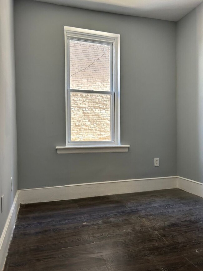 Building Photo - 2 Bedroom/1 Bath Ready for move in!