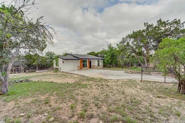 Photo - 1482 Ave Q (Lakehills, TX) House