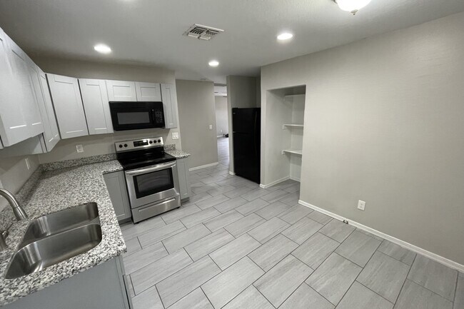 Building Photo - 2204 W Campbell Ave Unit 1