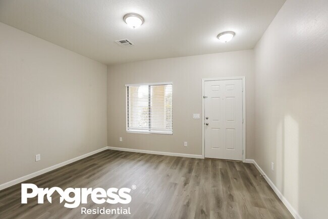 Building Photo - 2558 W Lynne Ave