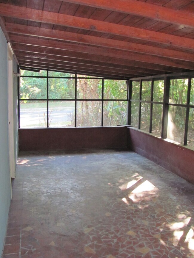Foto del edificio - 2/2 house with ceramic tile!