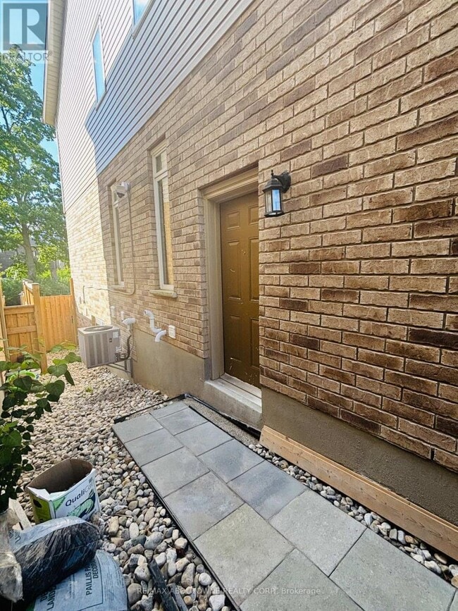 Building Photo - 91 Ambrous Cres
