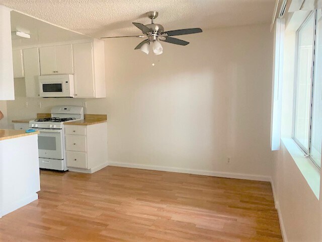 Foto del edificio - 13825 Vanowen St