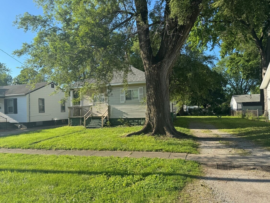 Primary Photo - Is This Love? Cozy 2 Bed, 1 Bath Home with...