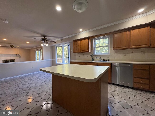 Building Photo - 902 Kirby Dr
