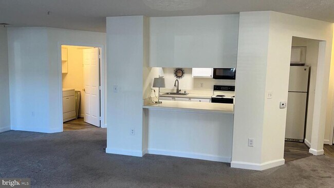 Foto del edificio - 625 Admiral Dr