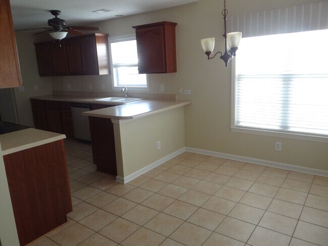 Building Photo - Lovely 3 bedroom 2 bath home in 55 and older neighborhood with 2 car garage