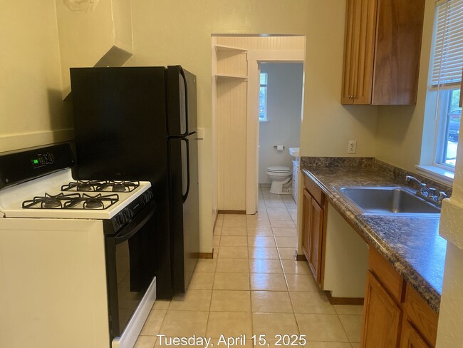 Building Photo - 1 Bedroom, 1 Bath Unit Available Now!