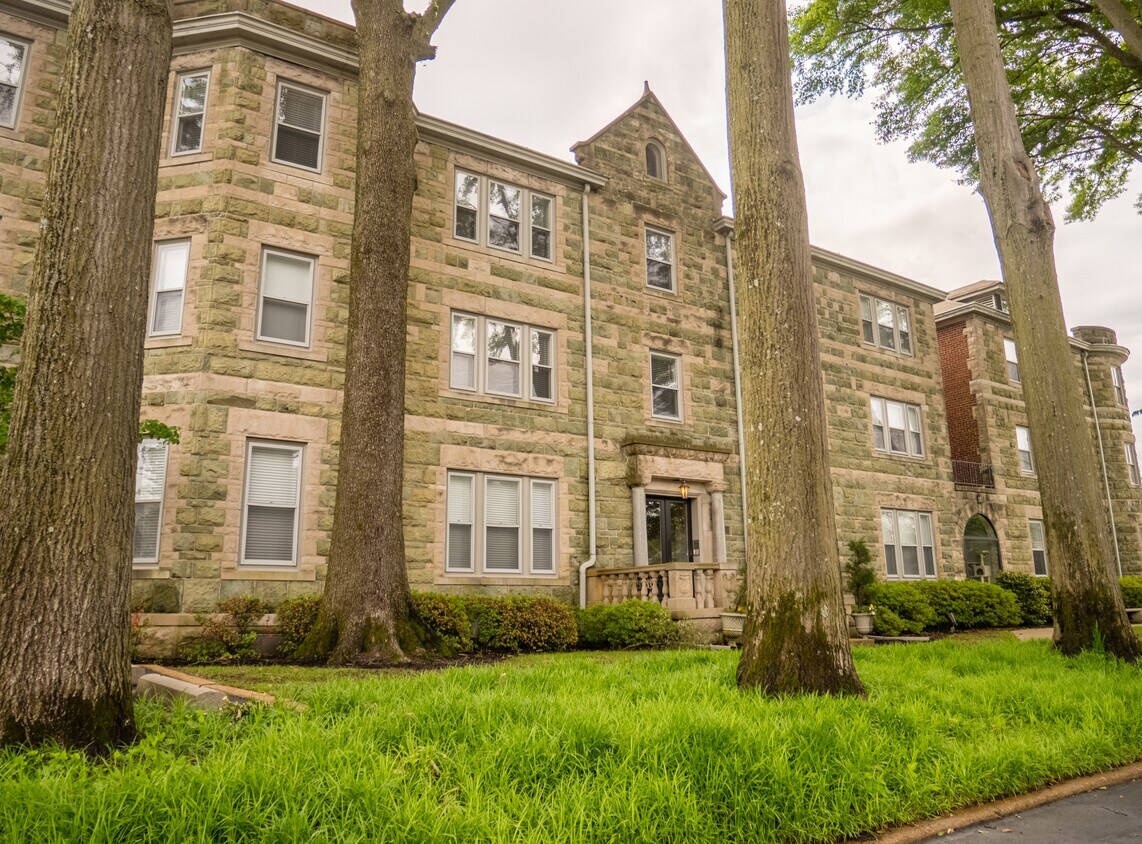 1118 Poplar Ave, Memphis, TN 38105 Condo for Rent in Memphis, TN