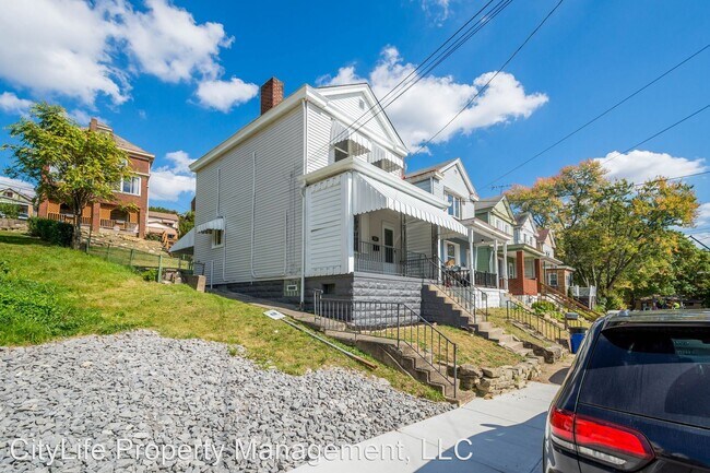 Building Photo - 2 br, 1 bath House - 201 E Woodford Ave