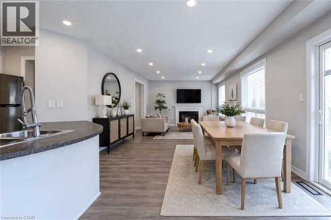 Building Photo - 7 Hollinrake Ave