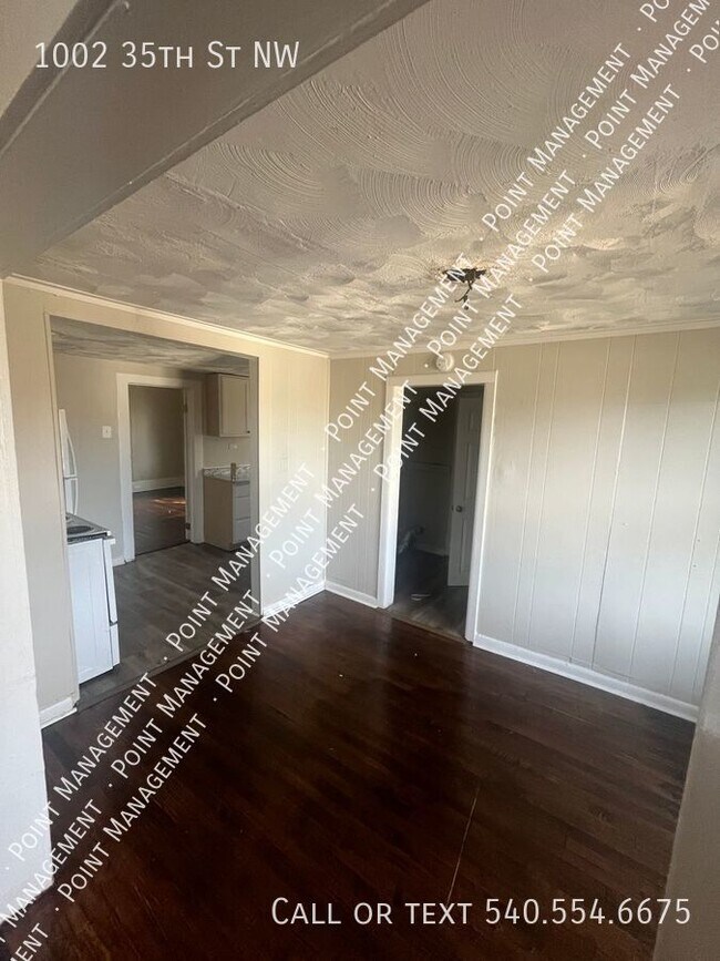 Foto del edificio - 3 Bed 1 Bath with Backyard Space! (PLEASE ...