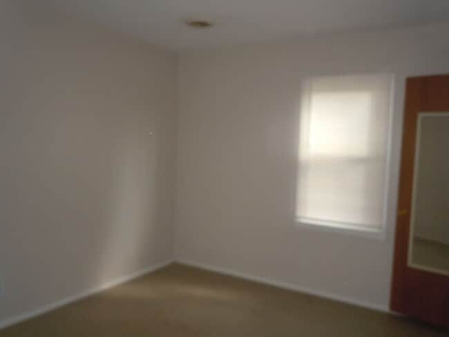 Foto del edificio - Two Bedroom House with Main Floor Laundry Hookups and Garage w/ Opener!