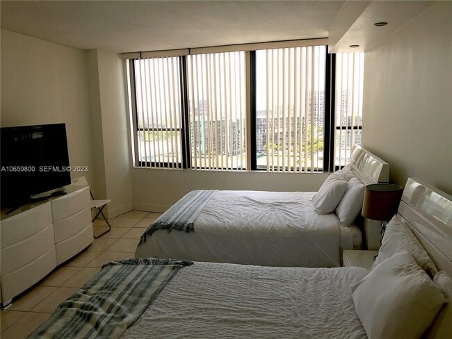 Building Photo - 3505 S Ocean Dr