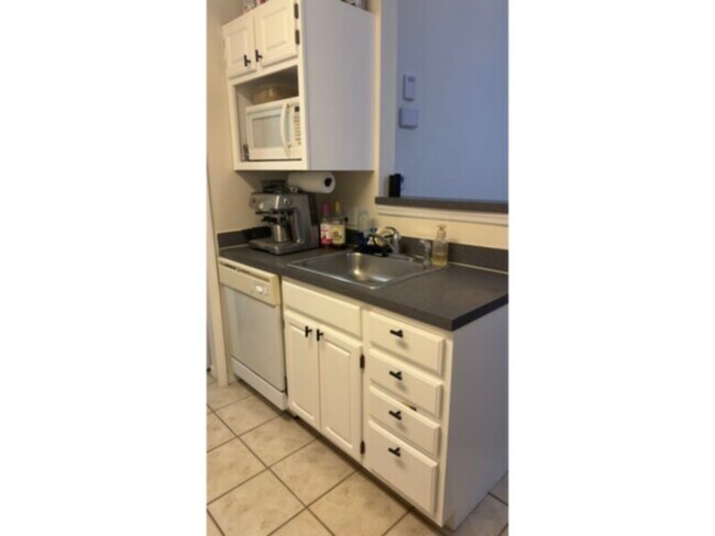 Building Photo - 1 bed 1 bath condo at The Hamptons @ Metro West