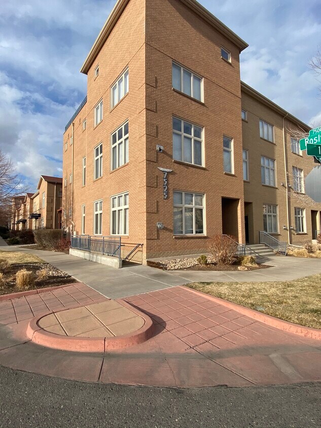 Foto principal - 7525 E 1st Pl