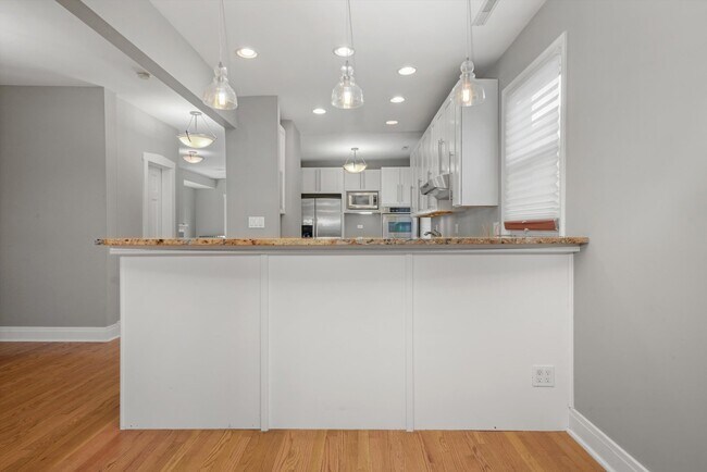 Foto del edificio - 2035 W Dickens Ave