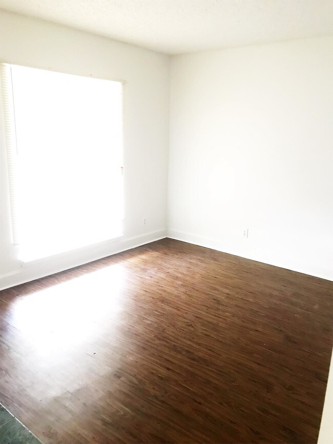 Foto del edificio - 1744 W 28th St