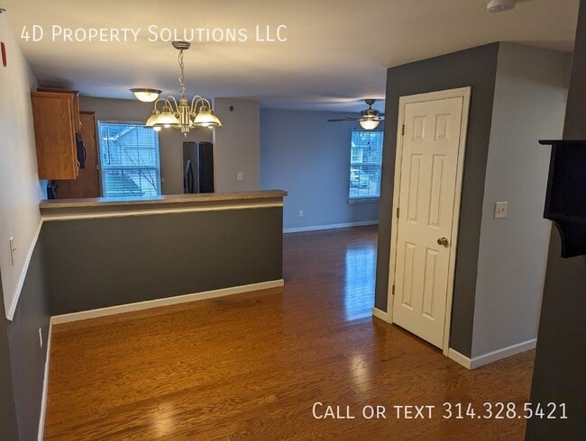 Building Photo - Stylish 2 Bed, 2 Bath Condo with Hardwood ...
